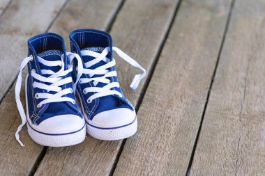 Tahta tahtalarda mavi spor ayakkabılar