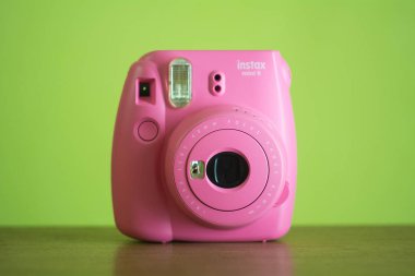 Fujifilm Instaxmini9 açık yeşil arka plan. Anlık kamera