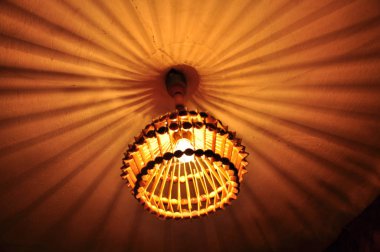 gölge oyunu, eski ahşap avize