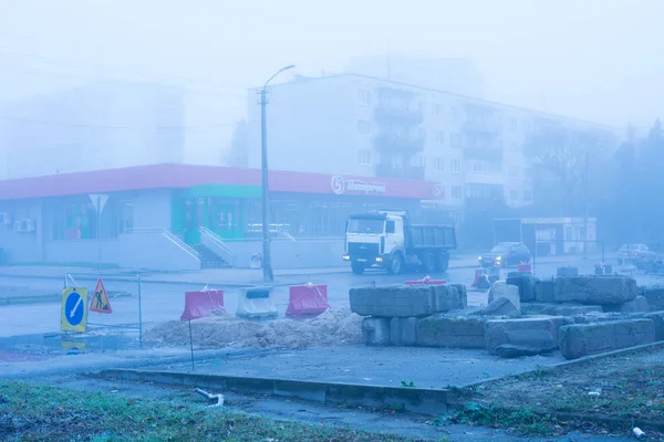 Straßenreparatur Russland Herbst Lastwagen Und Autos Chruschtschow Und Pjaterotschka Lagern — Stockfoto