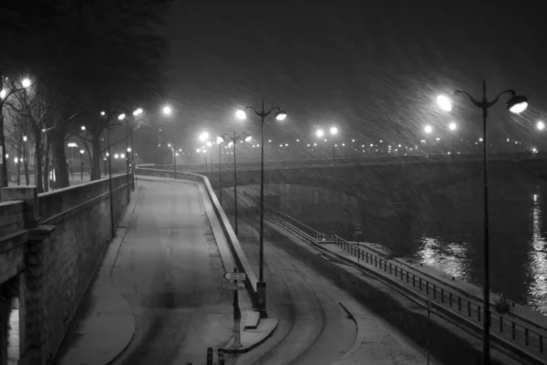 Noche Ciudad Está Nevando —  Fotos de Stock