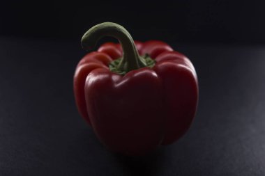 Kırmızı yetkin yakın çekim siyah arka plan üzerine