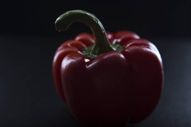 Kırmızı yetkin yakın çekim siyah arka plan üzerine