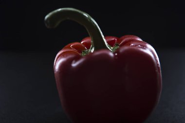 Kırmızı yetkin yakın çekim siyah arka plan üzerine