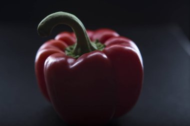 Kırmızı yetkin yakın çekim siyah arka plan üzerine