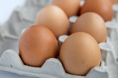 bir kutu içinde çiğ yumurta