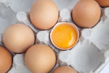 bir kutu içinde çiğ yumurta