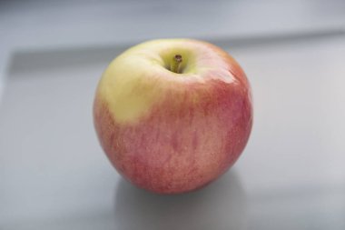 gri zemin üzerine kırmızı elma