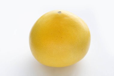 beyaz zemin üzerine pomelo