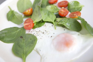 yeşil yaprakları salata ile kızarmış yumurta