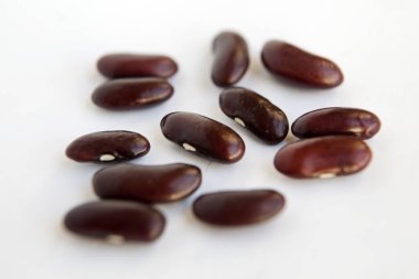 beyaz arka plan üzerinde toplu yakın fasulye