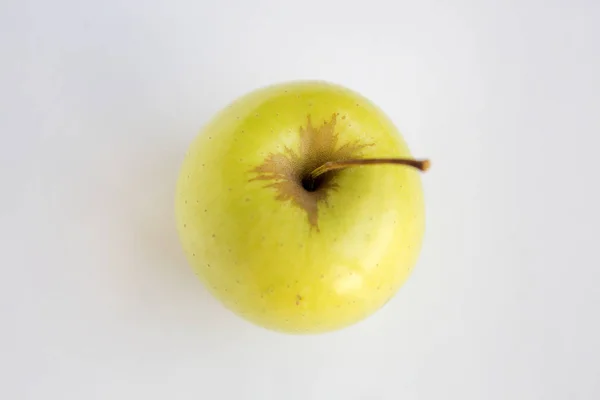 Manzana Amarilla Sobre Fondo Gris —  Fotos de Stock