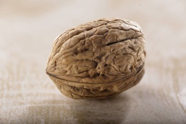 ceviz yakın odak arka plan üzerinde yukarı