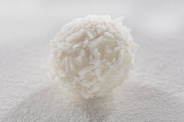 Beyaz arka plan üzerinde beyaz şeker yakın çekim