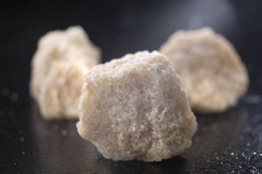 siyah arka plan üzerinde kesme kahverengi şeker