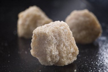 siyah arka plan üzerinde kesme kahverengi şeker