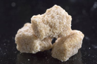 kahverengi şeker küpleri uo siyah arka plan üzerine kapatın