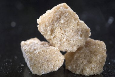 kahverengi şeker küpleri uo siyah arka plan üzerine kapatın