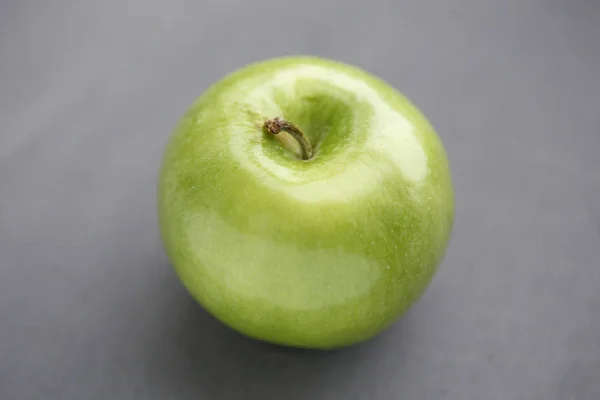 Manzana Verde Sobre Fondo Gris —  Fotos de Stock