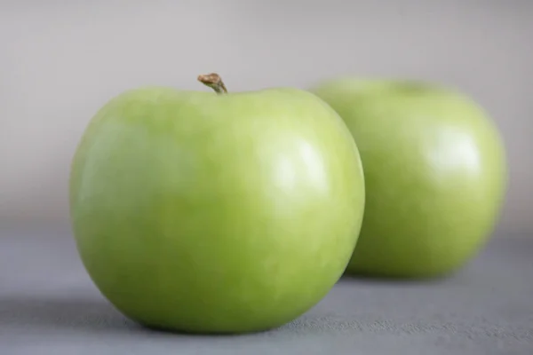 Green Apple Grey Background — Stock Photo, Image