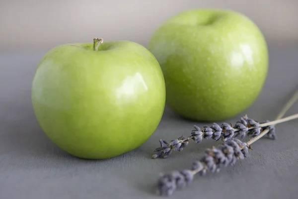 Green Apple Grey Background — Stock Photo, Image