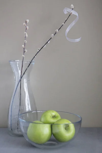 Weidenbrunch Glas Mit Grünen Äpfeln — Stockfoto