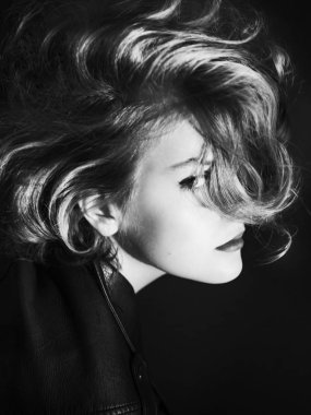 Genç kadın modeli siyah beyaz portre