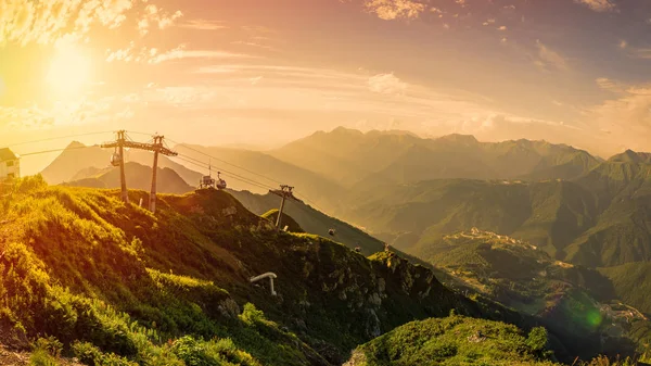 Panoramik manzaralı Kayak Merkezi Rosa Khutor için Aibga aralığının üst yaz günbatımında. Krasnaya Polyana, Soçi, Kafkasya, Rusya Federasyonu.
