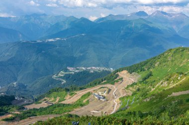 Yılan gibi yolun teleferik istasyonuna. Yüksek dağlar ufukta. Krasnaya Polyana, Sochi, Rusya Federasyonu.