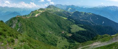 Panoramik dağ silsilesi ile teleferik ve yeşil vadi. Kafkasya, Rusya Federasyonu.