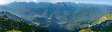 Rosa Khutor Kayak Merkezi aibga Ridge'te üstten panoramik görünüm.