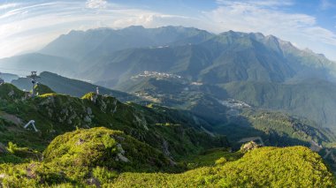 Kayak Merkezi Aibga Ridge'te üstten panoramik görünüm. Krasnaya Polyana, Soçi, Kafkasya, Rusya Federasyonu.