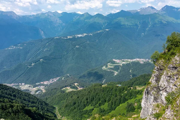 Widok Wysokości Doliny Domów Mieszkalnych Otoczony Przez Wysokie Góry Krasnaja — Zdjęcie stockowe