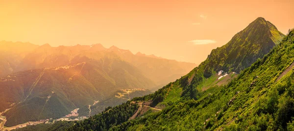 Dağlarda parlak güneş doğuyor. Panoramik vadi konut binalar, teleferik dağlarla çevrili. Krasnaya Polyana, Soçi, Kafkasya, Rusya Federasyonu.