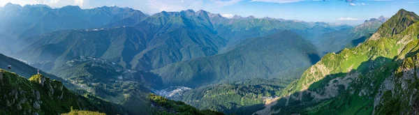 Rosa Khutor Kayak Merkezi aibga Ridge'te üstten panoramik görünüm.