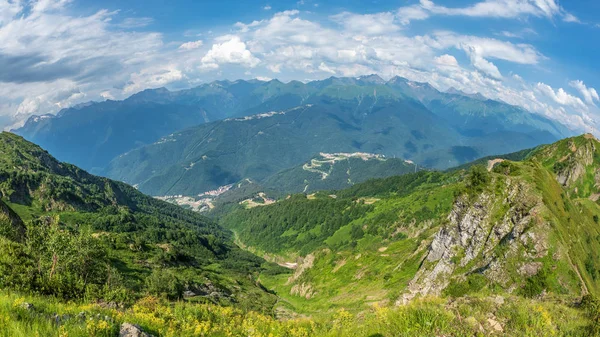 Yüksek dağlarla çevrili Kayak Merkezi Aibga Ridge'te üstten panoramik görünüm. Krasnaya Polyana, Soçi, Kafkasya, Rusya Federasyonu.