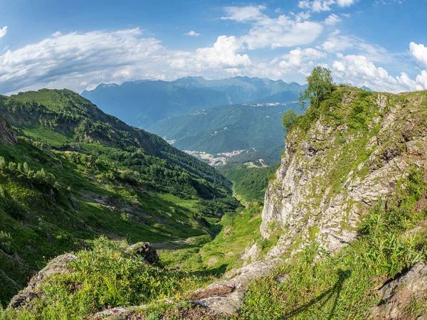 Vista Desde Cima Cordillera Del Aibga Hasta Estación Esquí Rodeada —  Fotos de Stock