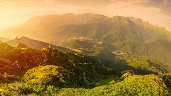 Panoramik Aibga aralığının üst yaz Kayak Merkezi için günbatımında. Krasnaya Polyana, Soçi, Kafkasya, Rusya Federasyonu.