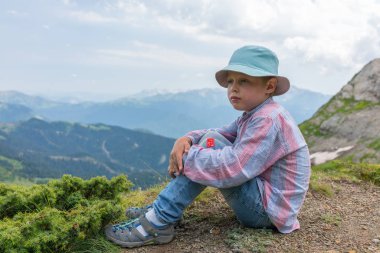 Çocuk-gezgin Panama dağın dinleniyor.