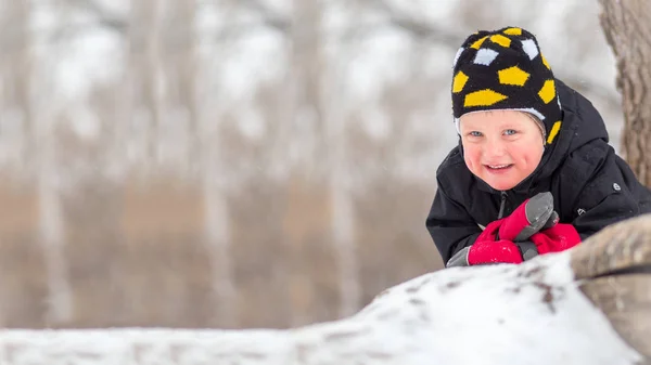 Bambino Con Gli Stivali Feltro Siede Grande Albero Caduto Inverno — Foto Stock