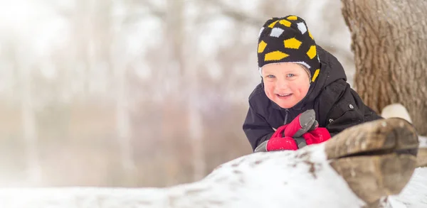 Bambino Con Gli Stivali Feltro Siede Grande Albero Caduto Inverno — Foto Stock