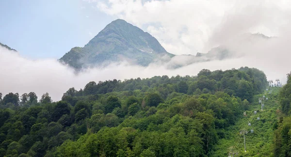Espectacular Vista Panorámica Montañas Verdes Con Teleférico Picos Densa Niebla —  Fotos de Stock