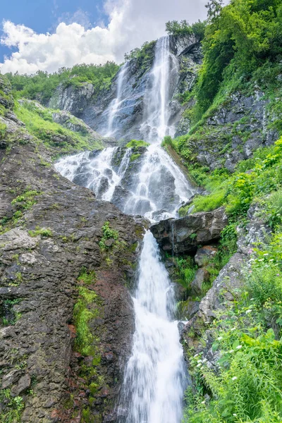 Alta Cascada Con Poderoso Arroyo Que Cae Acantilado Verde Movimiento — Foto de Stock