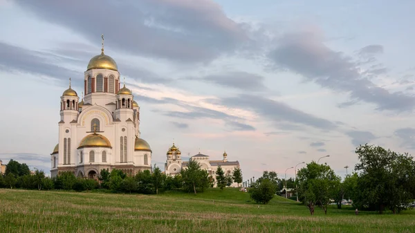 Tapınak günbatımı ışığında. Tapınak üzerinde kan, Yekaterinburg, Rusya Federasyonu