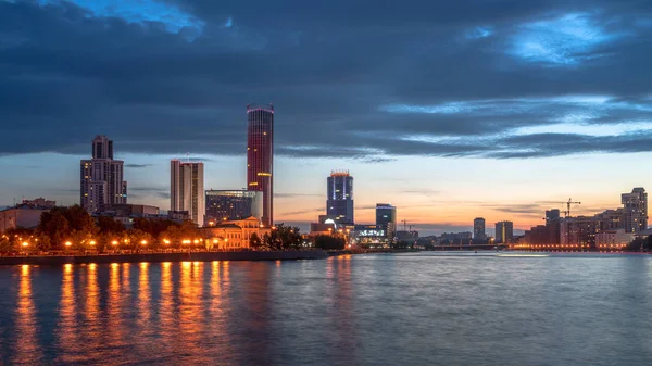 Late Evening Summer Banks Pond City Center — Stockfoto