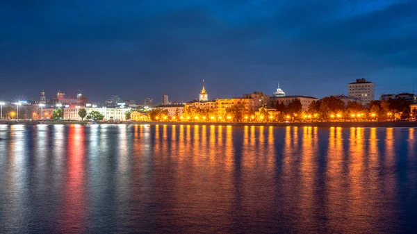 Світла Літня Ніч Березі Ставка Центрі Міста — стокове фото