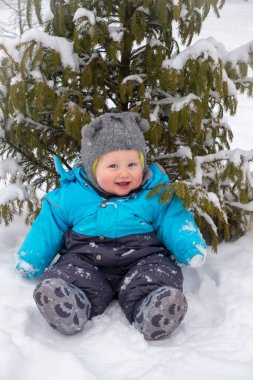 Küçük bir oğlum 8 aylık oturuyor Ladin altında karda.