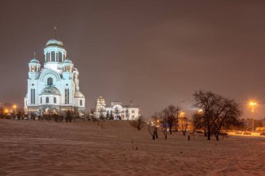 Kentsel Hıristiyan Tapınağı tarafından spot aydınlatılmış bir kış gecesi. Alan arka plan kopyalayın. Tapınak-tarih--kan, Yekaterinburg, Rusya Federasyonu