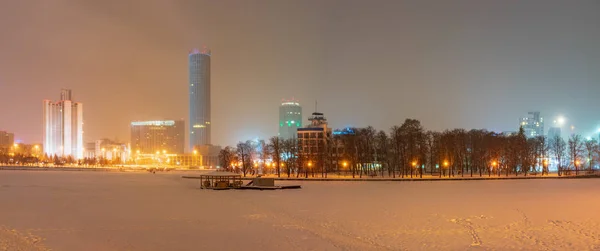 Winternacht Ufer Des Teiches Der Innenstadt Beleuchtete Gebäude Kopierraum Hintergrund — Stockfoto