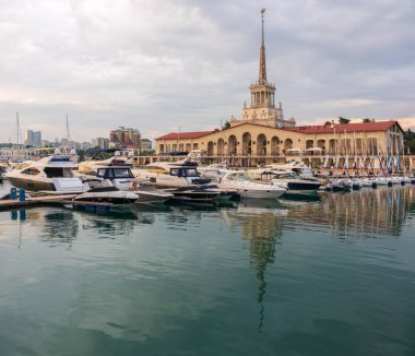 Sochi deniz İstasyonu ve bulutlu bir günde yanında yat iskelede.